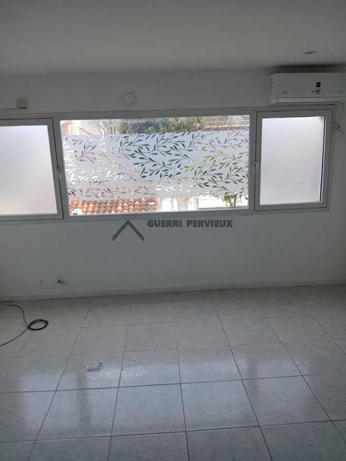 Alquiler Comercial - Oficina en Zona Guemes en 1° piso 