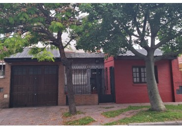 VENTA CASA 3 Amb +  DPTO. 2 Amb.     Z/ Bernardino Rivadavia