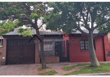 VENTA CASA 3 Amb +  DPTO. 2 Amb.     Z/ Bernardino Rivadavia